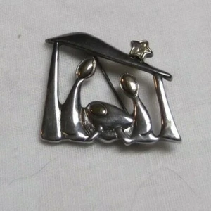 BROCHE DE NATIVIDAD TONO PLATEADO PIN DE SOLAPA DE CORONA 1 1/4" DE ANCHO DISEÑOS PREMIER - Imagen 1 de 5