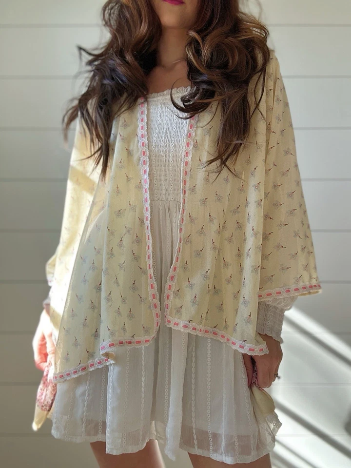 Mantón Komino vintage hecho a mano transparente amarillo suave  Foto 1 de 4