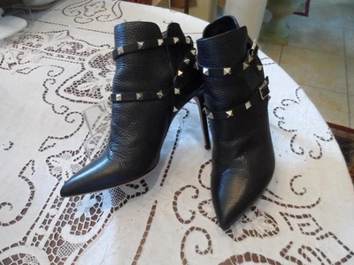 Valentino Garvani Botines Negro Ruckstud Acento Cuero de becerro Talla 39.5B-9.5M Foto 1 de 4
