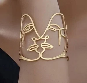 Gold kissing face bracelet - Picture 1 of 3