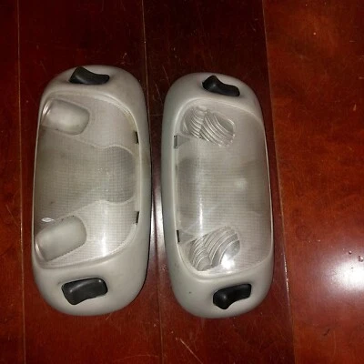 Luces domo gris superior Ford Super Duty F-250 F-350 Excursion 97-04 Foto 1 de 3