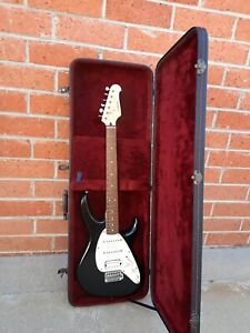 Carlos Robelli Black & White 6 String Electric Guitar With Vintage Hard Case