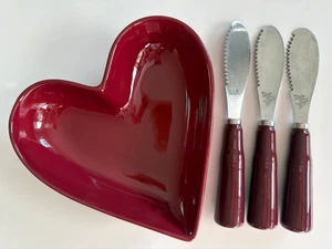 Pampered Chef Spreaders Stainless Serrated Blades Red Ceramic Handles Heart Dish - Picture 1 of 2