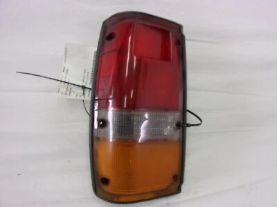 Luz trasera de pasajero negra Toyota Pickup 1984-1988 R Foto 1 de 3