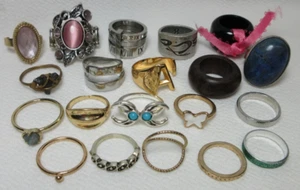 VTG TO NOW LOT OF 20 RINGS FASHION COSTUM JEWELRY GOLD SILVER TONE #42 - Bild 1 von 14