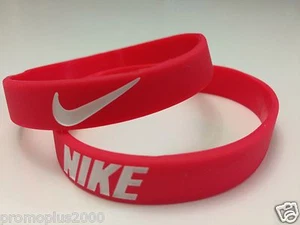 Pulsera de goma de silicona roja con correa deportiva Nike - Imagen 1 de 2