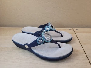 Crocs Sanrah Damen-Flip-Flop-Sandalen mit Diamanten marineblau verziert Keilabsatz Größe 9 - Bild 1 von 7