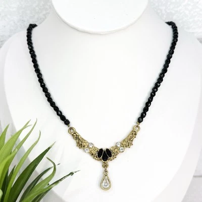 Collar con dije de lágrima colgante de diamantes de imitación de filigrana tono dorado con cuentas negras 1928 Foto 1 de 4