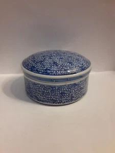 Japanese blue-and-white porcelain Box with MIJIN-KARAKUSA Pattern Estate - Picture 1 of 16