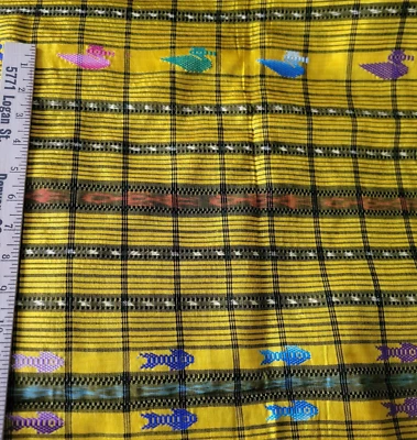 Tela tejida a mano guatemalteca con iconos de pájaros/pescado a rayas Ikat amarillos, negros, múltiples Foto 1 de 4