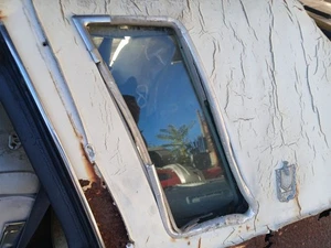 1973-1977 MONTE CARLO QUARTER GLASS OPERA WINDOW USED LH LEFT NICE GLASS ONLY - Picture 1 of 4