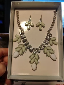 Conjunto de pendientes collar llamativo verde menta blanco estrás tono plata en caja... - Imagen 1 de 10