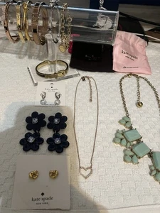 12 Stück. "KATE SPADE" GOLDFARBEN GEMISCHTES SCHMUCK KONVOLUT - MANGEL/OHRRINGE/HALSKETTEN++ - Bild 1 von 19