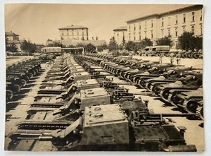 G002 FOTO MILITARE CASERMA CARRISTI CARROARMATI ITALIANI WWII ITALIAN TANKS - Foto 1 di 2