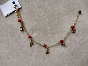 Bracciale in oro giallo 750/18 KT con charms e corallini peso g. 3,6, L. cm 14,5 - Foto 1 di 1