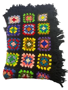 Gehäkelte Granny Square Roseanne schwarz bunt afghanische Decke "72x52" Vintage - Bild 1 von 2