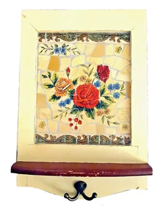 Vintage schicke Blumen Mosaik Distressed hellgelb Holz Wandrelief mit Regal und Haken - Bild 1 von 5