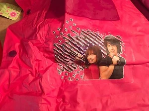 Camp Rock Regenmantel neu mit Etikett Mitchie Shane Large Kind 5,6 Kleinkind Kunststoff 100 % PVC Pin - Bild 1 von 9