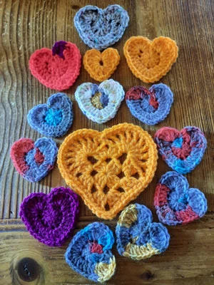 14 Häkelherzen - Applikationen, Aufnäher, Geschenkanhänger, gehäkelt,  - Bild 1 von 4