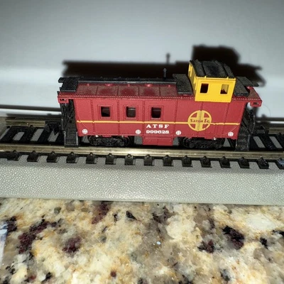 BACHMANN N Scale SANTA FE (AT&SF) Caboose #999628; Hong Kong; Metal Wheels - Image 1 of 4