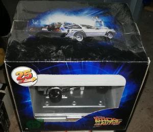 • DVD Sammlerbox Zurück in die Zukunft Back to the Future Trilogy mit Automodell - Bild 1 von 2