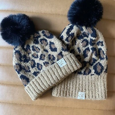 Lote de dos - C.C. Gorros a juego con pompón estampado de leopardo para niños/niños  Foto 1 de 4