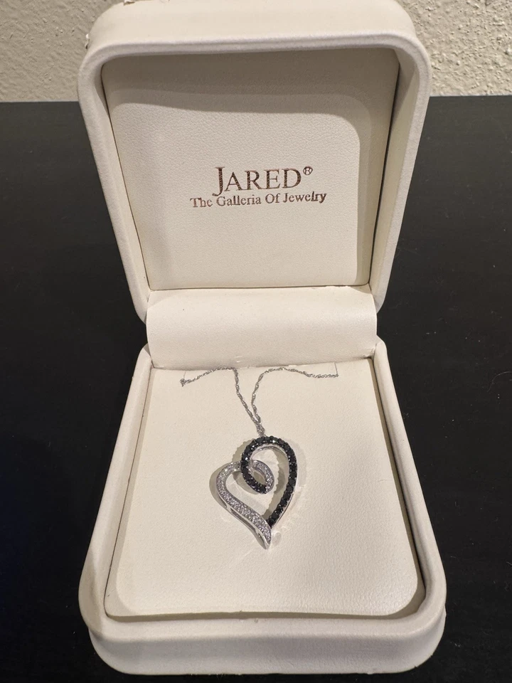 Collar colgante corazón diamante blanco y negro Jared con caja Foto 1 de 4