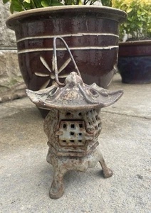 VINTAGE CHINESISCHE GUSSEISEN PAGODENFORM GARTEN KERZE LATERNE - Bild 1 von 6