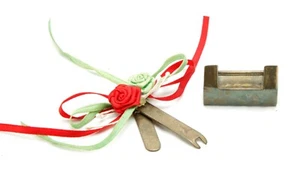 Antigua caja de candado chino de latón y cerradura de puerta de 1,5" de largo con llave. Funcionando. Limpio - Imagen 1 de 3