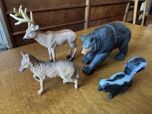 Lot 4 K & M Int. Bär Hirsch Stinktier Kojote Mini Wald Tier Figuren - Bild 1 von 5