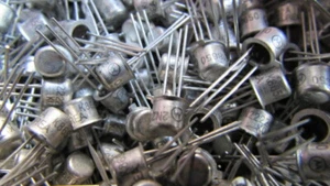 2N2222A Genuine Motorola TO-18 Transistor Factory Original NOS SHIPS USA 1 piece - Picture 1 of 12