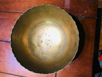 ANTIQUE DYNASTY MING CHINESE BRASS ENGRAVED BOWL WITH A DRAGON AND PHOENIX - Image 1 of 4