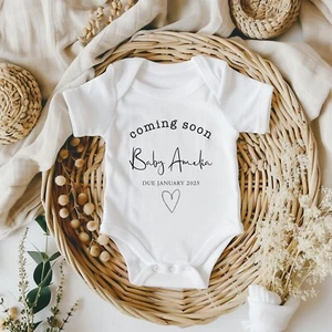 Gilet Neonato Personalizzato, Annuncio Gravidanza, Baby Coming, New Baby, Data Scadenza - Foto 1 di 3