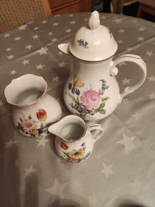 Kaffeekanne, Sahnegiesser und Vase Dekor ähnlich Meissner Blume - Bild 1 von 1