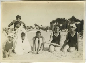 PHOTO ANCIENNE - VINTAGE SNAPSHOT -PLAGE MAILLOT BAIN MODE GAG DRÔLE NOIRMOUTIER - Bild 1 von 1