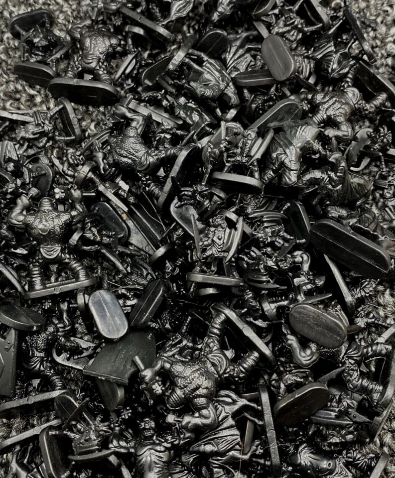 Сменные части для настольной игры RISK Lord of the Rings 120 черные - Изображение 1 из 4