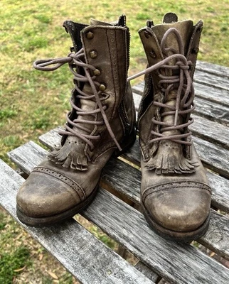 Botas All Saints de cuero envejecido a media pantorrilla con flecos Kiltie. Usado en excelente estado vintage. Foto 1 de 4