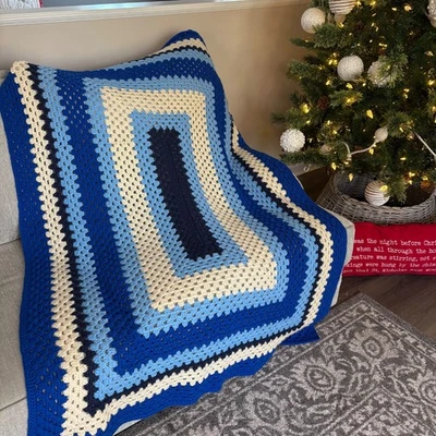 Manta afgana de ganchillo hecha a mano 42x63” azul crema azul marino abuela estilo cuadrado retro Foto 1 de 4