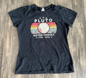 Nueva con etiquetas Camiseta Pluto Never Forget 1930-2006 Negra Manga Corta Talla Mediana - Imagen 1 de 3
