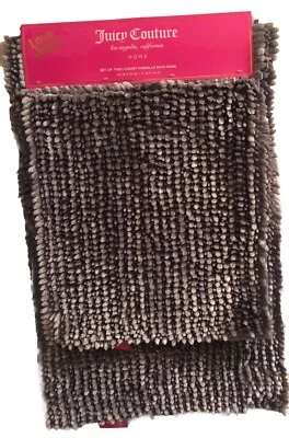 CONJUNTO DE 2 TAPETES DE BANHO CHENILLE DE LUXO JUICY COUTURE Metálico CINZA PRATA NOVO COM ETIQUETAS - Imagem 1 de 4
