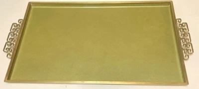 Bandeja rectangular esmaltada de moire verde oliva Kyes de colección con asas de latón ornamentado Foto 1 de 4