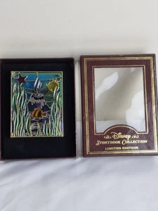 Prendedor Jumbo de Vidrieras Disney Colección Libro de Cuentos Buscando Cebo de Tiburón Nemo. - Imagen 1 de 12