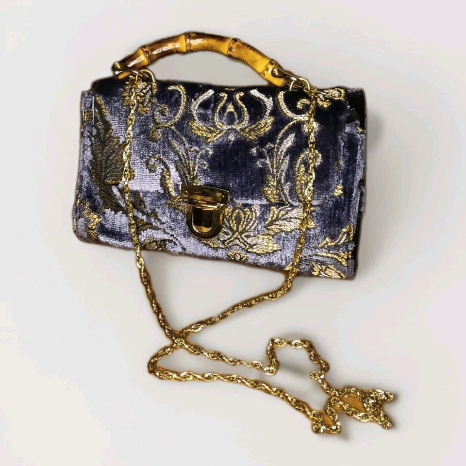 LILLY: Mosaico de chenilla azul emperador sobre oro por: Glenda Gies Foto 1 de 4