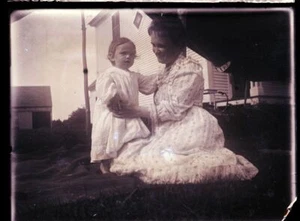 ONE (1) LATE 1800s or EARLY 1900s GLASS NEGATIVE, WOMANSITTING , CHILD STANDING - Picture 1 of 2