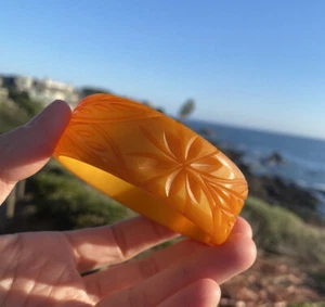 Vintage Bakelite Bangle Bracelet Catalin Sheer Carved Deep Caramel Yellow Tiki - Picture 1 of 12