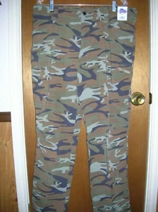 Wrangler Camo Cargo Pants / Fishing-Hunting / relaxed fit / Men's Large - Picture 1 of 5
