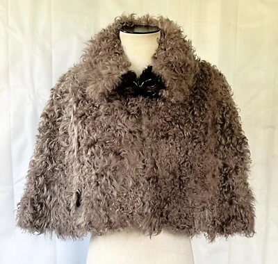 Capa de cordero rizado vintage de los años 30 y 40 con broche de celuloide marrón topo Foto 1 de 4