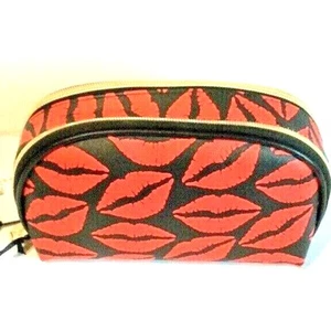Estuche de cosméticos Dabney Lee talla 4 3/4 x 7/3/4 negro con labios rojos. Nuevo con etiquetas - Imagen 1 de 4