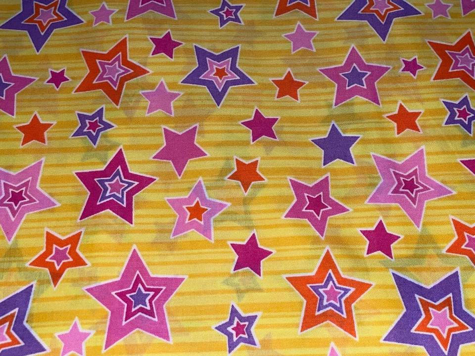 Por 1/2 yarda Divertida Rosa Brillante Naranja Púrpura Estrellas en Tela de Algodón Amarillo por Springs Foto 1 de 4