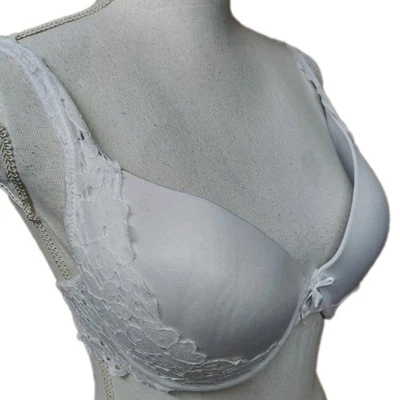 • Sujetador push up True By Rue 21 para mujer con cordones florales talla 36D blanco con aros Foto 1 de 4